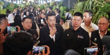 Wakil Menteri Pemuda dan Olahraga (Wamenpora) RI Taufik Hidayat menghadiri acara Jersey Collection by Sarinah X Mills Team Indonesia SEA Games Thailand 2025 Curated By Didit Hediprasetyo Foundation di Terminal 1C, Soekarno-Hatta International Airport, Tangerang, Banten, Senin (1/12) pagi.(foto:raiky/kemenpora.go.id)