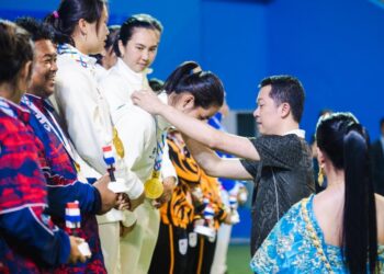 Catatan membanggakan berhasil diukir tim tenis Indonesia dari nomor beregu putra dan putri. Masing-masing berhasil mengalahkan tim tuan rumah Thailand 2-1 di National Tennis Development Center, Bangkok, Sabtu (13/12).(foto:nurohman/kemenpora.go.id)