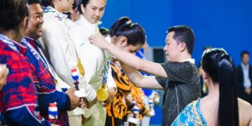 Catatan membanggakan berhasil diukir tim tenis Indonesia dari nomor beregu putra dan putri. Masing-masing berhasil mengalahkan tim tuan rumah Thailand 2-1 di National Tennis Development Center, Bangkok, Sabtu (13/12).(foto:nurohman/kemenpora.go.id)