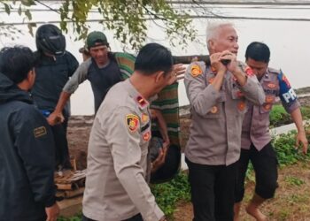 Warga dan polisi mengevakuasi korban tersambar petir.(Foto: Istimewa)