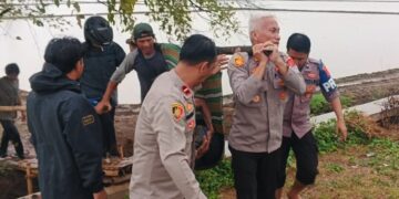 Warga dan polisi mengevakuasi korban tersambar petir.(Foto: Istimewa)