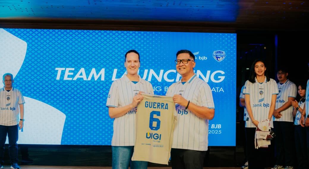 Ayi Subarna, Direktur Pengganti Direktur Utama bank bjb berfoto bersama pemain Anastasia Guerra saat peluncuran tim Bandung BJB Tandamata untuk Proliga 2026. (Foto: Istimewa)