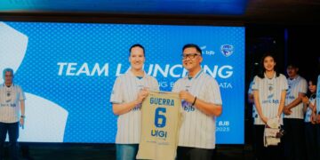 Ayi Subarna, Direktur Pengganti Direktur Utama bank bjb berfoto bersama pemain Anastasia Guerra saat peluncuran tim Bandung BJB Tandamata untuk Proliga 2026. (Foto: Istimewa)