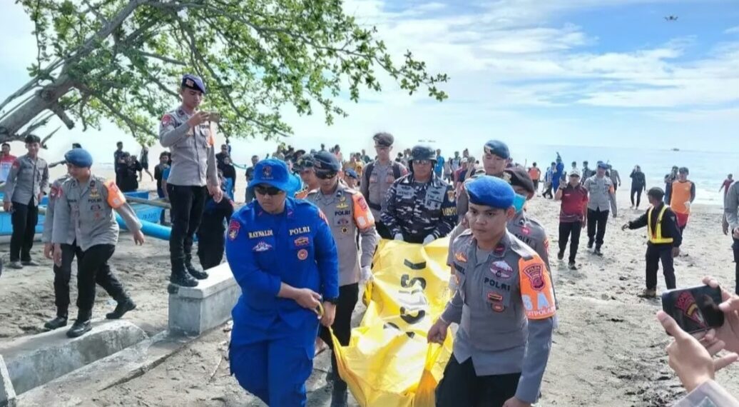 Evakuasi jenazah Widiasih (58), atlet terjun payung yang ditemukan tewas di Pantai Timur Pangandaran.(Foto:Istimewa).