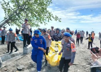 Evakuasi jenazah Widiasih (58), atlet terjun payung yang ditemukan tewas di Pantai Timur Pangandaran.(Foto:Istimewa).