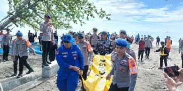 Evakuasi jenazah Widiasih (58), atlet terjun payung yang ditemukan tewas di Pantai Timur Pangandaran.(Foto:Istimewa).
