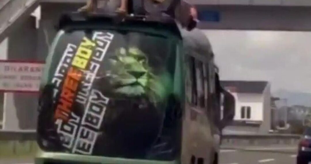 Aksi menantang bahaya dua pria di atas elf jurusan Garut-Bandung di Jalan Tol Purbaleunyi viral di media sosial.(Foto:Istimewa).