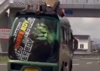 Aksi menantang bahaya dua pria di atas elf jurusan Garut-Bandung di Jalan Tol Purbaleunyi viral di media sosial.(Foto:Istimewa).