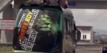 Aksi menantang bahaya dua pria di atas elf jurusan Garut-Bandung di Jalan Tol Purbaleunyi viral di media sosial.(Foto:Istimewa).