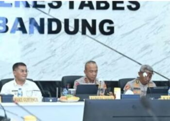 Kapolda Jabar, Irjen Pol. Rudi Setiawan memimpin rapat koordinasi pengamanan laga Persib vs Persija di Stadion GBLA, Minggu (11/01/2026).(Foto:Istimewa).