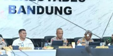 Kapolda Jabar, Irjen Pol. Rudi Setiawan memimpin rapat koordinasi pengamanan laga Persib vs Persija di Stadion GBLA, Minggu (11/01/2026).(Foto:Istimewa).