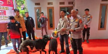 Kapolda Jabar, Irjen Pol. Rudi Setiawan, serahkan bangunan rumah dan hewan ternak buat warga di Cianjur tinggal di kandang kambing.(Foto:Istimewa).