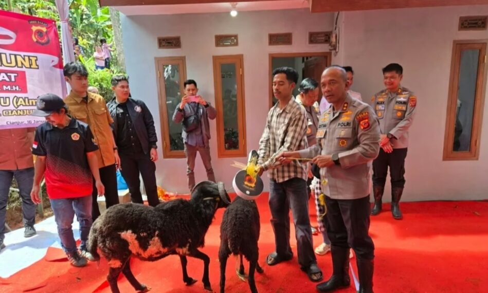 Kapolda Jabar, Irjen Pol. Rudi Setiawan, serahkan bangunan rumah dan hewan ternak buat warga di Cianjur tinggal di kandang kambing.(Foto:Istimewa).