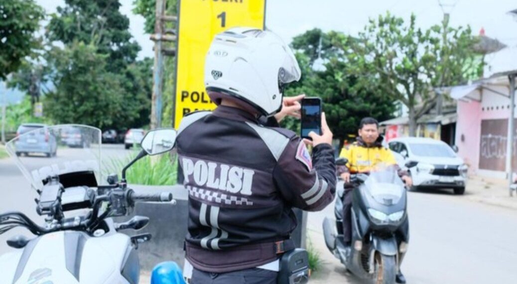 Tilang sistem Electronic Traffic Law Enforcement (ETLE) Handheld,nmenggunakan ponsel khusus.(Foto:Istimewa).