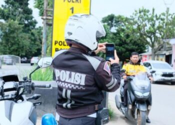 Tilang sistem Electronic Traffic Law Enforcement (ETLE) Handheld,nmenggunakan ponsel khusus.(Foto:Istimewa).