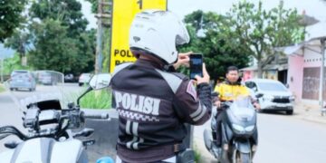 Tilang sistem Electronic Traffic Law Enforcement (ETLE) Handheld,nmenggunakan ponsel khusus.(Foto:Istimewa).