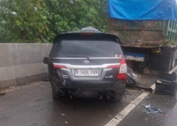 Mobil Toyota Innova B 1466 FQN yang dikemudikan Kabag Kesra Pemkab Bekasi, Indra Satria Nugraha, setelah menabrak dump truk di ruas Tol Cipularang, Kamis (22/01/2026).(Foto:Istimewa).
