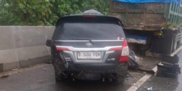 Mobil Toyota Innova B 1466 FQN yang dikemudikan Kabag Kesra Pemkab Bekasi, Indra Satria Nugraha, setelah menabrak dump truk di ruas Tol Cipularang, Kamis (22/01/2026).(Foto:Istimewa).