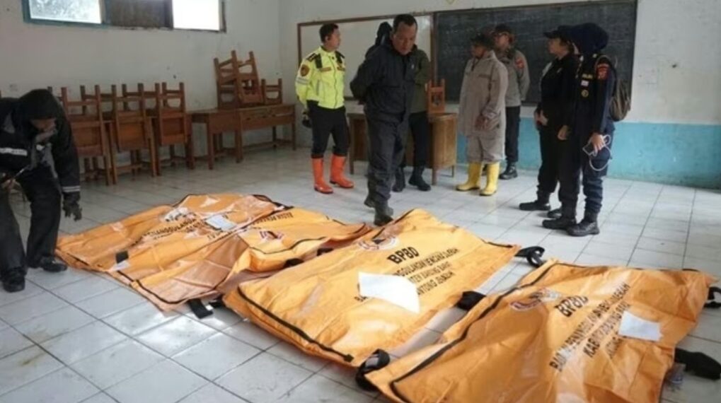 Jenazah korban ditemukan tertimbun material longsor di Kecamatan Cisarua, Kabupaten Bandung Barat.(Foto:Istimewa).