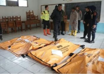 Jenazah korban ditemukan tertimbun material longsor di Kecamatan Cisarua, Kabupaten Bandung Barat.(Foto:Istimewa).