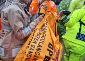 Evakuasi jenazah korban tanah longsor di Kecamatan Cisarua, Kabupaten Bandung Barat.(Foto:Istimewa).