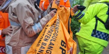 Evakuasi jenazah korban tanah longsor di Kecamatan Cisarua, Kabupaten Bandung Barat.(Foto:Istimewa).