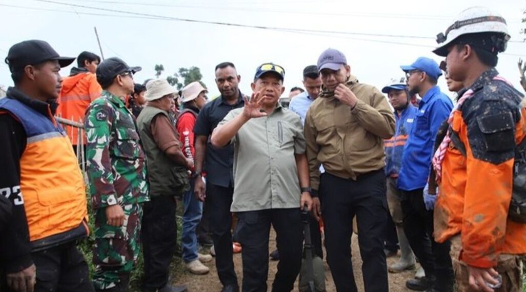 Mendagri, Tito Karnavian, didampingi Wamendagri, Akhmad Wiyagus, di lokasi longsor di Desa Pasirlangu, Kecamatan Cisarua, Kabupaten Bandung Barat.(Foto:Istimewa).