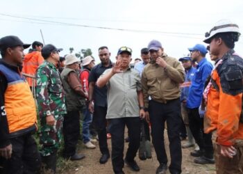 Mendagri, Tito Karnavian, didampingi Wamendagri, Akhmad Wiyagus, di lokasi longsor di Desa Pasirlangu, Kecamatan Cisarua, Kabupaten Bandung Barat.(Foto:Istimewa).