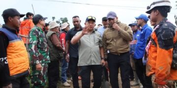 Mendagri, Tito Karnavian, didampingi Wamendagri, Akhmad Wiyagus, di lokasi longsor di Desa Pasirlangu, Kecamatan Cisarua, Kabupaten Bandung Barat.(Foto:Istimewa).