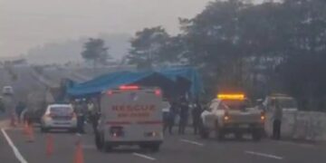 Proses evakuasi korban tabrakan beruntun di Jalan Tol Cisumdawu, Sumedang, tiga tewas.(Foto:Istimewa).