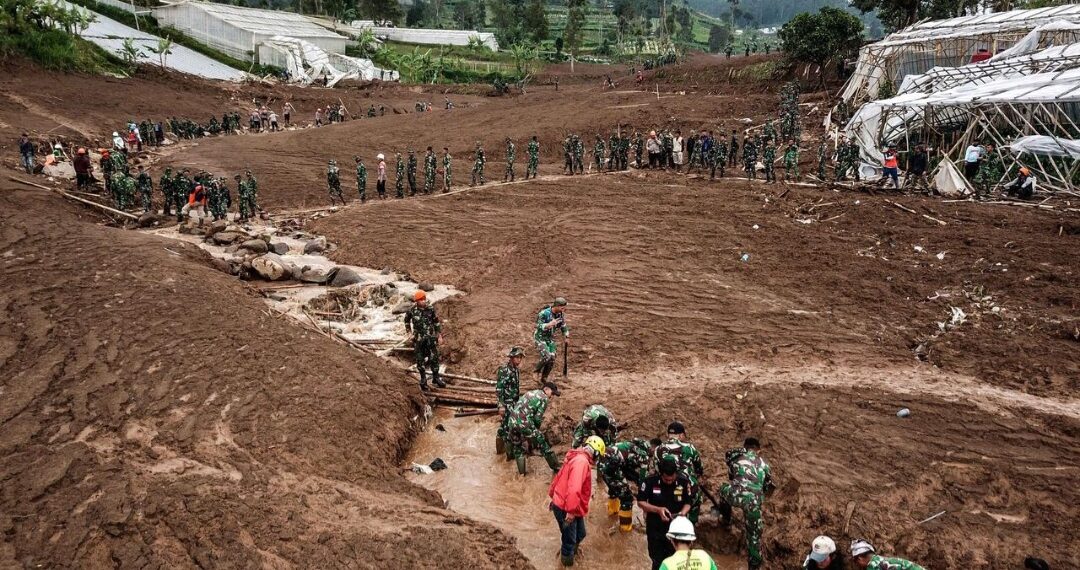 Proses pencarian korban tanah longsor yang belum ditemukan di Kecamatan Cisarua, Kabupaten Bandung Barat.(Foto:Istimewa).