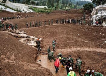 Proses pencarian korban tanah longsor yang belum ditemukan di Kecamatan Cisarua, Kabupaten Bandung Barat.(Foto:Istimewa).
