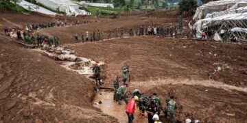 Proses pencarian korban tanah longsor yang belum ditemukan di Kecamatan Cisarua, Kabupaten Bandung Barat.(Foto:Istimewa).