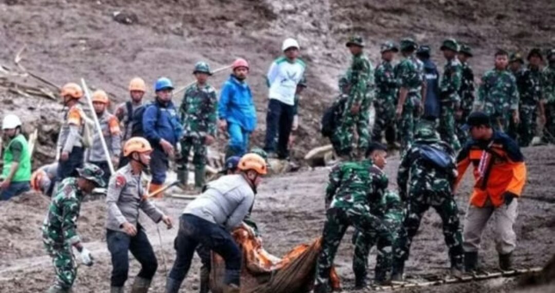 Proses evakuasi jenazah korban tanah longsor di Kecamatan Cisarua, Kabupaten Bandung Barat.(Foto:Istimewa).