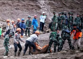Proses evakuasi jenazah korban tanah longsor di Kecamatan Cisarua, Kabupaten Bandung Barat.(Foto:Istimewa).