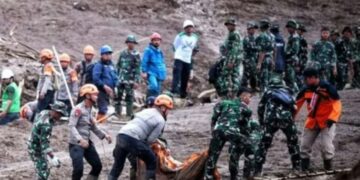 Proses evakuasi jenazah korban tanah longsor di Kecamatan Cisarua, Kabupaten Bandung Barat.(Foto:Istimewa).