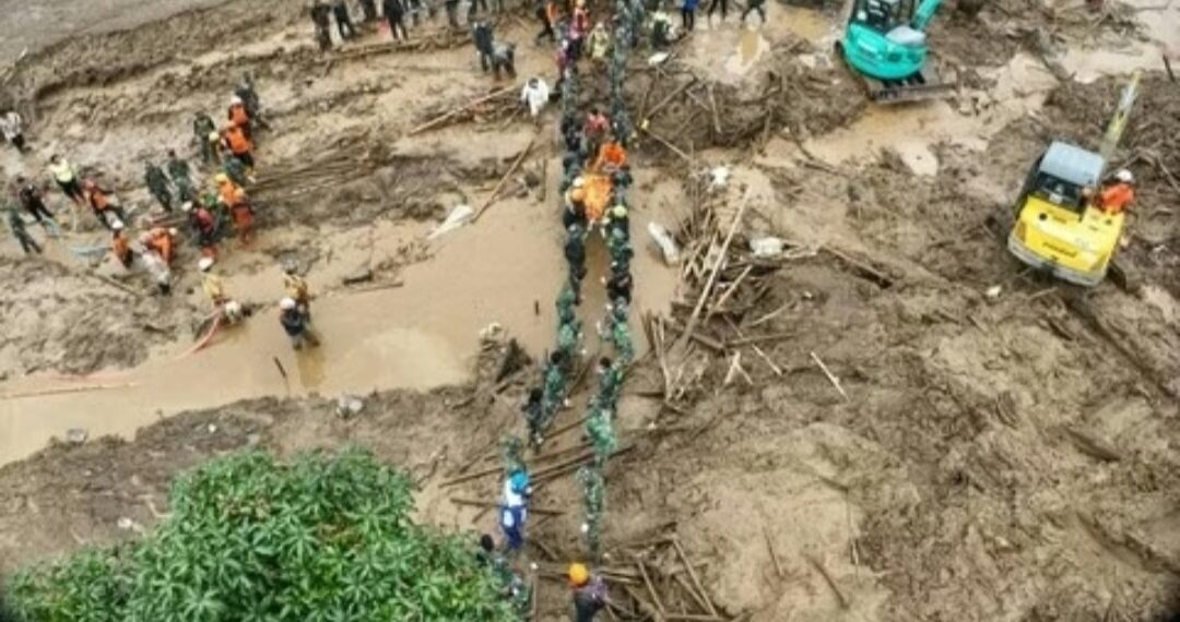 Proses pencarian korban tanah longsor di Kecamatan Cisarua, Kabupaten Bandung Barat, kerahkan alat berat.(Foto:Istimewa).