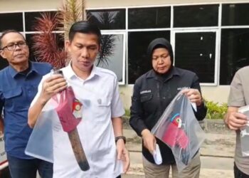 Barang bukti golok yang digunakan 2 pelaku begal sadis di Kota Bandung saat membacok korbannya.(Foto:Istimewa).