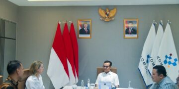 Wamenkomdigi Nezar Patria menerima audiensi Global Head and Vice President of Government Affair and Public Policy YouTube Leslie Miller di Kantor Kementerian Komdigi, Jakarta Pusat, Kamis (29/01/2026). Foto: Pey HS/Komdigi