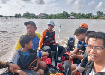 Disaster Management Center (DMC) Dompet Dhuafa menyisir warga korban banjir dan memberikan bantuan di Kabupaten Karawang, Jawa Barat, Selasa (27/1/2026). (Foto: Istimewa)