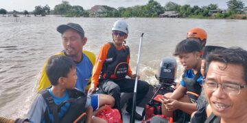 Disaster Management Center (DMC) Dompet Dhuafa menyisir warga korban banjir dan memberikan bantuan di Kabupaten Karawang, Jawa Barat, Selasa (27/1/2026). (Foto: Istimewa)
