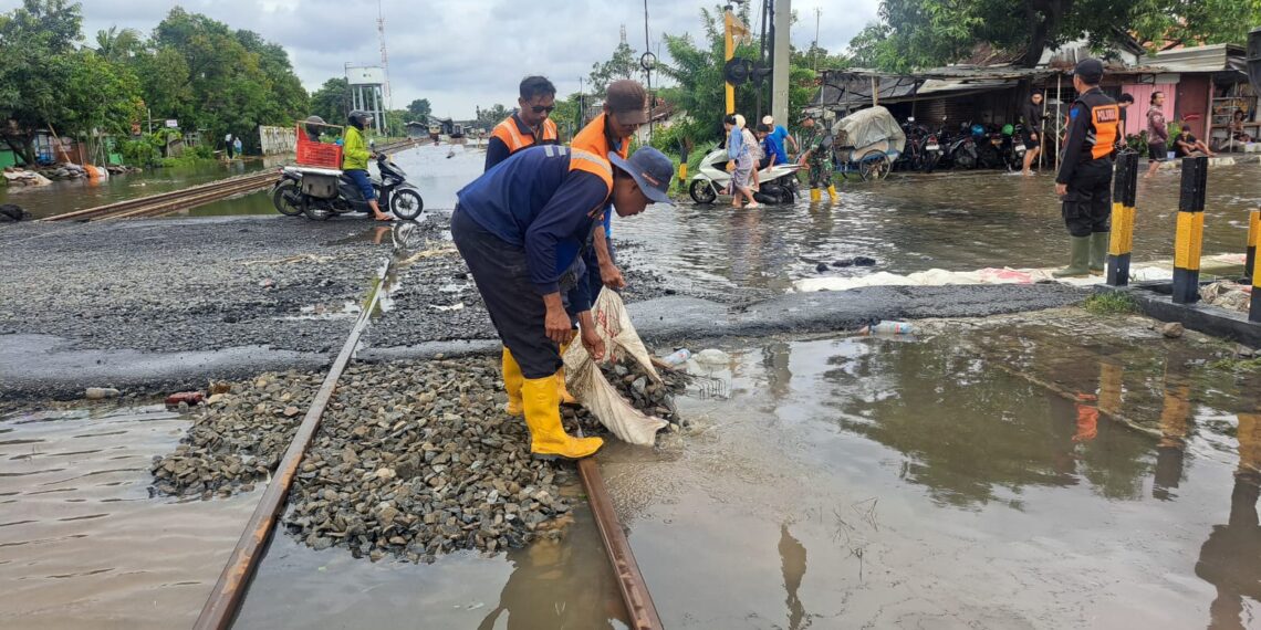 Pemulihan sejumlah jalur lintasan operasional masih dilakukan PT Kereta Api Indonesia (Persero) menyusul banjir.(Foto: Dok. Humas KAI)