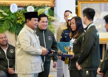 Presiden RI, Prabowo Subianto memberikan penghargaan atas perjuangan para peraih medali SEA Games 2025 Thailand pada Kamis (8/1) di Istana Merdeka, Jakarta.(foto:Gilang/kemenpora.go.id)