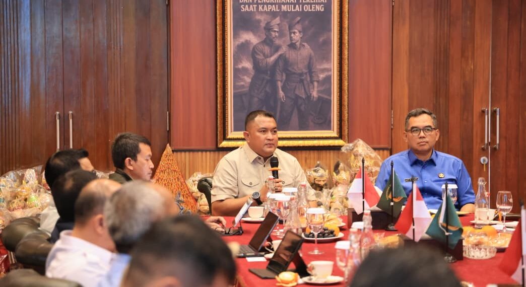 Bupati Bogor Rudy Susmanto saat menerima audiensi PT Genting Property Abadi, di Pendopo Bupati Bogor, Cibinong, Selasa (13/1). Hadir mendampingi Bupati, Sekretaris Daerah beserta jajaran kepala perangkat daerah.(Foto: Humas Pemkab Bogor)