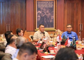 Bupati Bogor Rudy Susmanto saat menerima audiensi PT Genting Property Abadi, di Pendopo Bupati Bogor, Cibinong, Selasa (13/1). Hadir mendampingi Bupati, Sekretaris Daerah beserta jajaran kepala perangkat daerah.(Foto: Humas Pemkab Bogor)