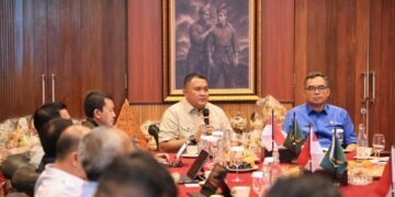 Bupati Bogor Rudy Susmanto saat menerima audiensi PT Genting Property Abadi, di Pendopo Bupati Bogor, Cibinong, Selasa (13/1). Hadir mendampingi Bupati, Sekretaris Daerah beserta jajaran kepala perangkat daerah.(Foto: Humas Pemkab Bogor)
