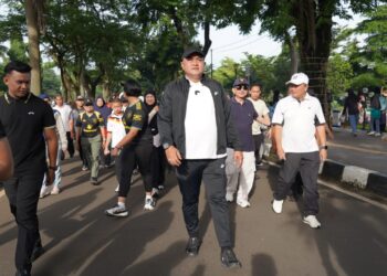 Bupati Bogor, Rudy Susmanto, bersama keluarga dan jajaran perangkat daerah serta masyarakat, melaksanakan kegiatan Car Free Day (CFD) perdana di tahun 2026 yang berlangsung di kawasan CFD Tegar Beriman, Minggu pagi (4/1/26).(Foto: Humas Pemkab Bogor)