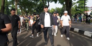 Bupati Bogor, Rudy Susmanto, bersama keluarga dan jajaran perangkat daerah serta masyarakat, melaksanakan kegiatan Car Free Day (CFD) perdana di tahun 2026 yang berlangsung di kawasan CFD Tegar Beriman, Minggu pagi (4/1/26).(Foto: Humas Pemkab Bogor)