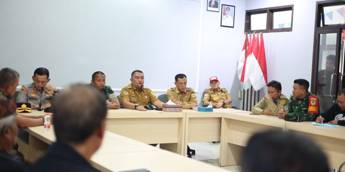 Bupati Bogor, Rudy Susmanto, menemui warga dari sejumlah kecamatan di wilayah Bogor Barat untuk mendengarkan secara langsung aspirasi masyarakat terkait aktivitas pertambangan. Pertemuan berlangsung di Kantor Kecamatan Cigudeg, Senin (12/1), dihadiri perwakilan warga dari Kecamatan Cigudeg, Parungpanjang, dan Rumpin. Hadir bersama Bupati Bogor, Wakil Bupati Bogor, Dandim 0621 Kabupaten Bogor, Kapolres Bogor, Sekretaris Daerah (Sekda), dan jajaran Pemerintahan Kabupaten Bogor. (Foto: Humas Pemkab Bogor)