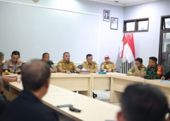 Bupati Bogor, Rudy Susmanto, menemui warga dari sejumlah kecamatan di wilayah Bogor Barat untuk mendengarkan secara langsung aspirasi masyarakat terkait aktivitas pertambangan. Pertemuan berlangsung di Kantor Kecamatan Cigudeg, Senin (12/1), dihadiri perwakilan warga dari Kecamatan Cigudeg, Parungpanjang, dan Rumpin. Hadir bersama Bupati Bogor, Wakil Bupati Bogor, Dandim 0621 Kabupaten Bogor, Kapolres Bogor, Sekretaris Daerah (Sekda), dan jajaran Pemerintahan Kabupaten Bogor. (Foto: Humas Pemkab Bogor)